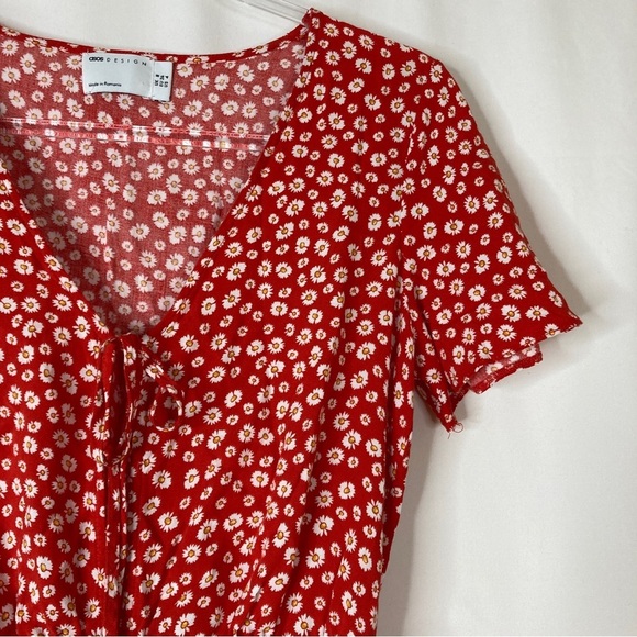 3/$30 ASOS Design | Red White Floral V-Neck Viscose Romper 4 - Picture 3 of 7